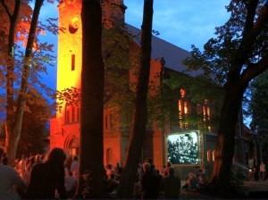 kościół w Trzęsaczu podczas koncertu w nocy